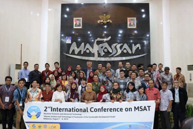 Photo of gathering participants and committee of MSAT 2019 in the governor house